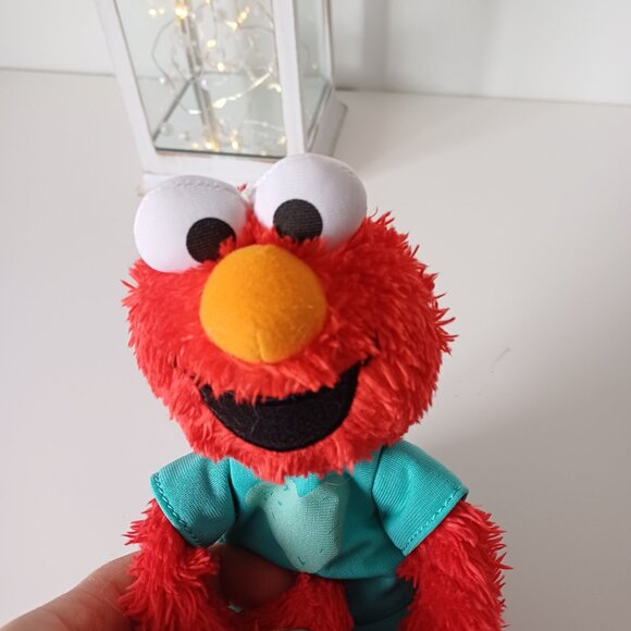 Sesame Street Elmo Hug Plush Toy 9'' - Picture 4 of 4